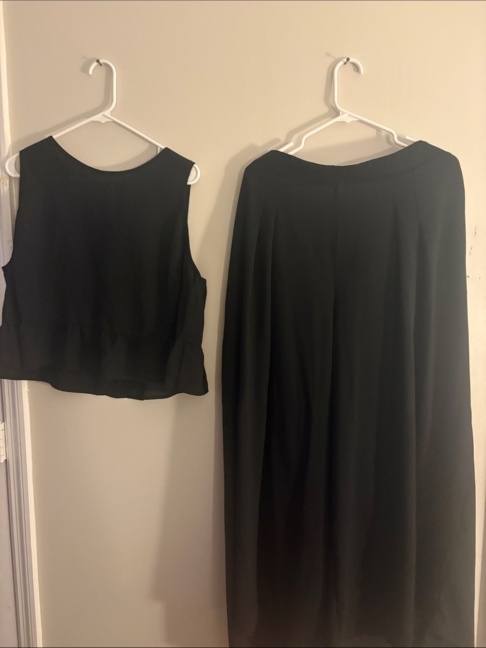 SHEIN Black Sleeveless Chiffon Crop Top with Ruffle Hem
